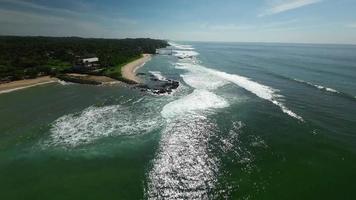 fpv Drohne über und fallen im midigama Küste Surfen Stelle von sri Lanka video