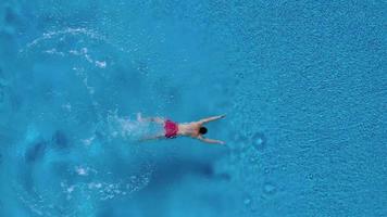 Draufsicht von ein Drohne Über das Oberfläche von das Schwimmbad video