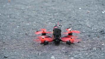 fpv Freistil Drohne bekommen bereit zu nehmen aus. schleppend Bewegung video