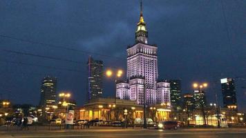 noche ciudad tráfico en el centrar de Varsovia cerca el palacio de Ciencias y cultura, Polonia video