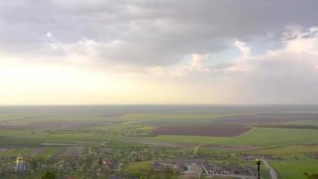 aéreo ver de pidhirtsi castillo en primavera, Ucrania video