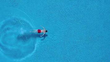 Antenne Aussicht von Mann im rot kurze Hose schwimmt im das Schwimmbad video