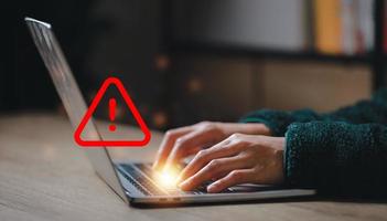 precaución advertencia para notificación error y a ser consciente de el peligros de siendo pirateado por piratas informáticos, internet malware virus son destruyendo computadora datos.comprometidos información malicioso software. foto