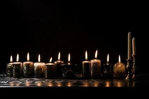 un fila de iluminado velas en un mesa en contra un negro fondo con cortina ai generado foto