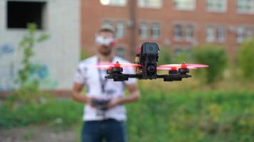 fpv estilo livre zangão obtendo pronto para levar desligado. lento movimento video