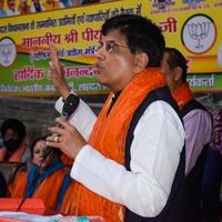 nueva delhi, india - 27 de noviembre de 2022 - ministro del gabinete piyush goyal y miembro principal del partido bharatiya janata - bjp durante una manifestación en apoyo del candidato bjp antes de las elecciones del organismo local mcd 2022 foto