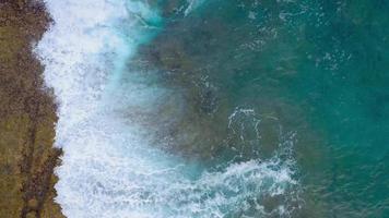 superiore Visualizza di il deserto spiaggia su il atlantico oceano. costa di il isola di tenerife. aereo fuco metraggio di mare onde raggiungendo riva video