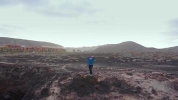 aereo Visualizza di donna corre lungo il di fronte all'oceano natura Riserva a Alba. salutare attivo stile di vita video