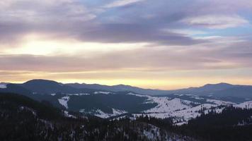 vue de le la taille sur des nuages bleu ciel plus de incroyable paysage de neigeux montagnes et conifère forêt sur le pistes video