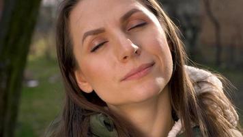 retrato de bonito mujer al aire libre en soleado día de cerca video