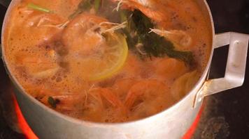 Shrimps are cooked in a saucepan with lemon and spices video