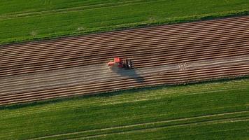 aérien vue de tracteur effectue ensemencement sur le champ video