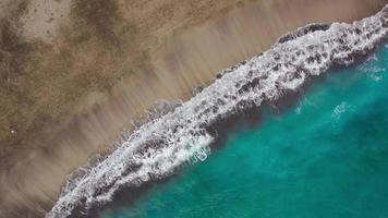 topo Visão do a deserto de praia em a atlântico oceano. costa do a ilha do tenerife. aéreo zangão cenas do mar ondas alcançando costa video