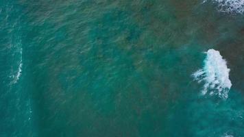 oben Aussicht von das Wüste Strand auf das atlantisch Ozean. Küste von das Insel von Teneriffa. Antenne Drohne Aufnahmen von Meer Wellen erreichen Ufer video