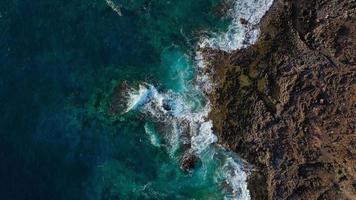 parte superior ver de un abandonado costa. rocoso apuntalar de el isla de tenerife aéreo zumbido imágenes de mar olas alcanzando apuntalar video