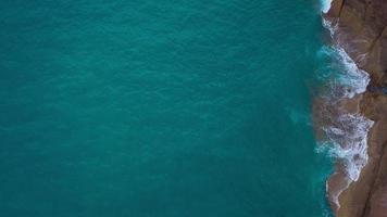 Haut vue de le désert plage sur le atlantique océan. côte de le île de tenerife. aérien drone métrage de mer vagues atteindre rive video