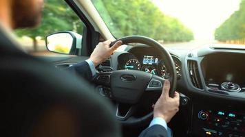 homem dirigindo uma carro em a estrada dentro ensolarado clima e perdendo ao controle durante a andar de. Visão a partir de atrás a motorista video