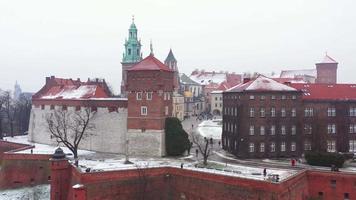 aéreo ver de wawel real castillo y catedral, parque, paseo y caminando personas en invierno. Polonia video