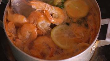 Shrimps are cooked in a saucepan with lemon and spices video