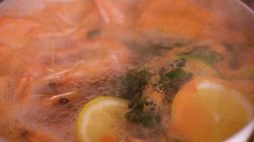 Shrimps are cooked in a saucepan with lemon and spices video