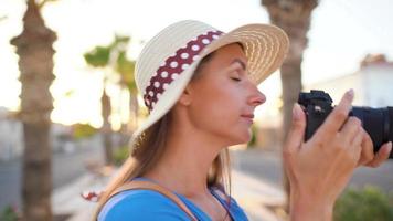 fotograaf toerist vrouw nemen foto's met camera in een mooi tropisch landschap Bij zonsondergang video