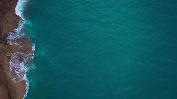 oben Aussicht von das Wüste Strand auf das atlantisch Ozean. Küste von das Insel von Teneriffa. Antenne Drohne Aufnahmen von Meer Wellen erreichen Ufer video