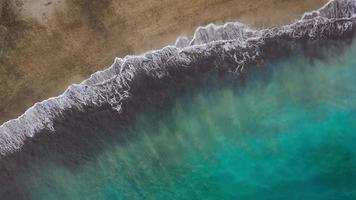 superiore Visualizza di il deserto spiaggia su il atlantico oceano. costa di il isola di tenerife. aereo fuco metraggio di mare onde raggiungendo riva video