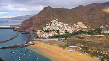 Aussicht von das Höhe von das golden Sand und das Umgebung Landschaft von das Strand las Teresita, Teneriffa, Kanarienvögel video