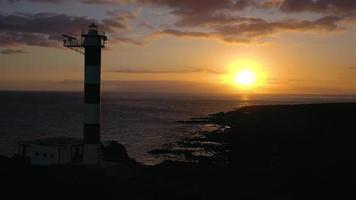 visie van de hoogte van de vuurtoren Faro de raska, natuur reserveren en donker wolken Bij zonsondergang Aan tenerife, kanarie video