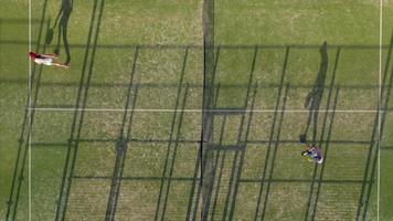 vue de le la taille de le tennis tribunal où gens chaud en haut avant le Jeu video