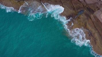 superiore Visualizza di il deserto spiaggia su il atlantico oceano. costa di il isola di tenerife. aereo fuco metraggio di mare onde raggiungendo riva video