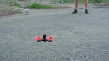 fpv estilo livre zangão obtendo pronto para levar desligado. lento movimento video