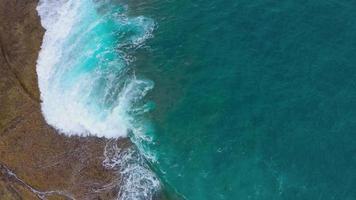 Haut vue de le désert plage sur le atlantique océan. côte de le île de tenerife. aérien drone métrage de mer vagues atteindre rive video