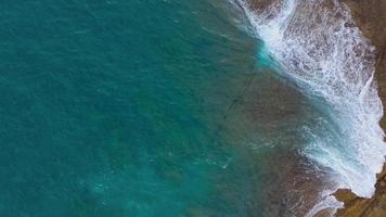 parte superior ver de el Desierto playa en el atlántico océano. costa de el isla de tenerife aéreo zumbido imágenes de mar olas alcanzando apuntalar video