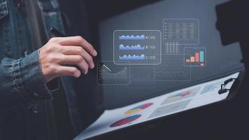 empresario leyendo grafico reporte y negocio Estadísticas cartas ,análisis y mejora de corporativo estrategia ,Estadísticas y datos conceptos ,actualizar anual presupuesto cuentas ,negocio crecimiento grafico foto