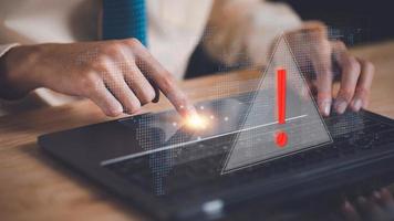 programador y virtual íconos , exclamación marca ,alarma,ordenador virus detectado ,peligro advertencia concepto o información error ese debería ser urgentemente fijo y reparado ,notificación de seguridad cuestiones foto
