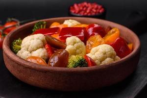 delicioso ensalada de Fresco Cereza Tomates, dulce pimientos, brócoli y coliflor foto