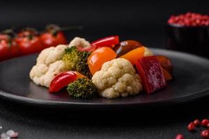 delicioso ensalada de Fresco Cereza Tomates, dulce pimientos, brócoli y coliflor foto