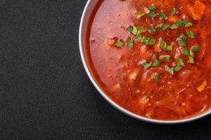 delicioso Fresco ucranio sopa de remolacha con remolachas, zanahorias y repollo foto