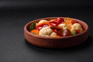 delicioso ensalada de Fresco Cereza Tomates, dulce pimientos, brócoli y coliflor foto