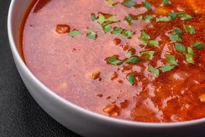 delicioso Fresco ucranio sopa de remolacha con remolachas, zanahorias y repollo foto