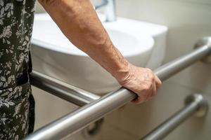 asiático mayor mujer paciente utilizar baño baño encargarse de seguridad en enfermería hospital, sano fuerte médico concepto. foto