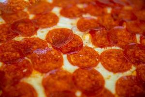 primer plano de la pizza de pepperoni foto