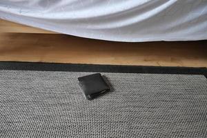 izquierda billetera en piso a hogar foto