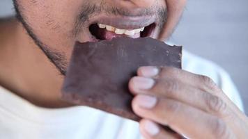 giovane uomo mangiare cioccolato video