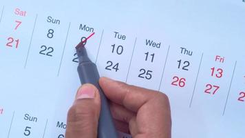 Frist Konzept mit Hand Markierung Datum auf Kalender oben Aussicht video