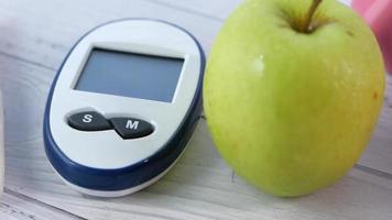 Diabetiker Messung Werkzeuge und Apfel auf Tabelle video