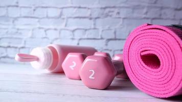 rosado agua botella, rosado color pesa y ejercicio estera en mesa video
