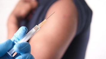 médico mão dentro luvas injetando coronavírus vacina video