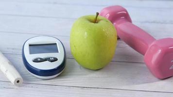 halten Diabetiker Messung Werkzeuge und Apfel auf Tabelle video